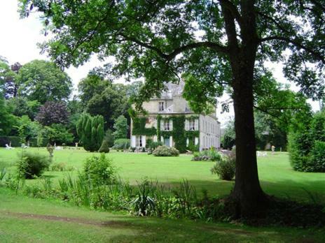 Chateau De Goville Le Breuil-en-Bessin Exterior photo